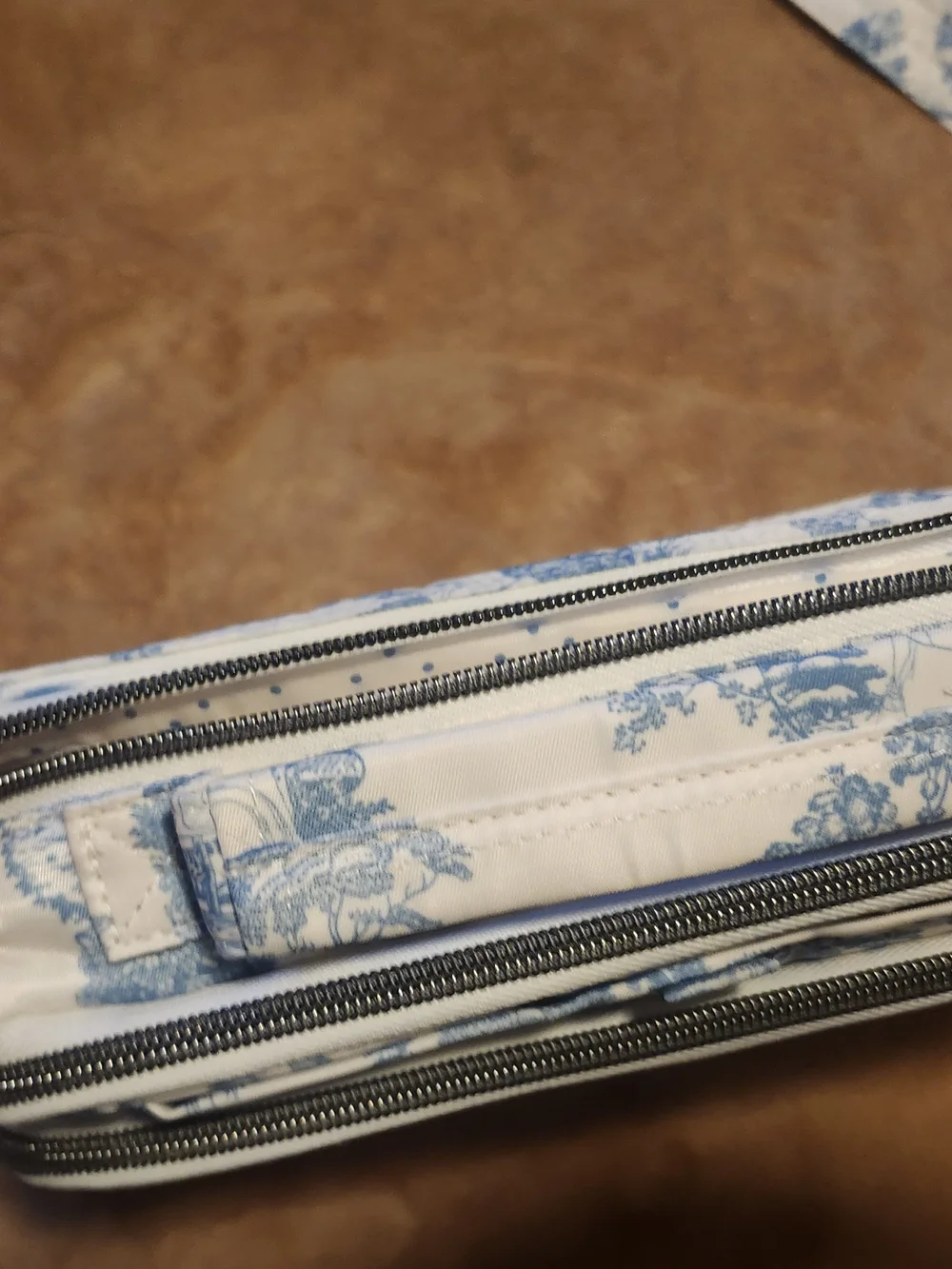 Lug Scoop SE Blue White Toile Quilted Crossbody Bag Multi Pocket Travel NWOT - Picture 4 of 14